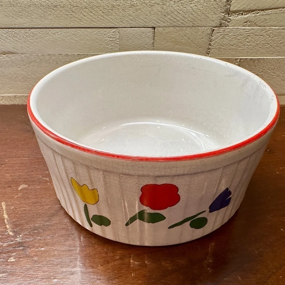 VINTAGE, TULIP SOUFFLÉ DISH/RAMEKIN. IN GOOD CONDITION. SOME CRAZING.